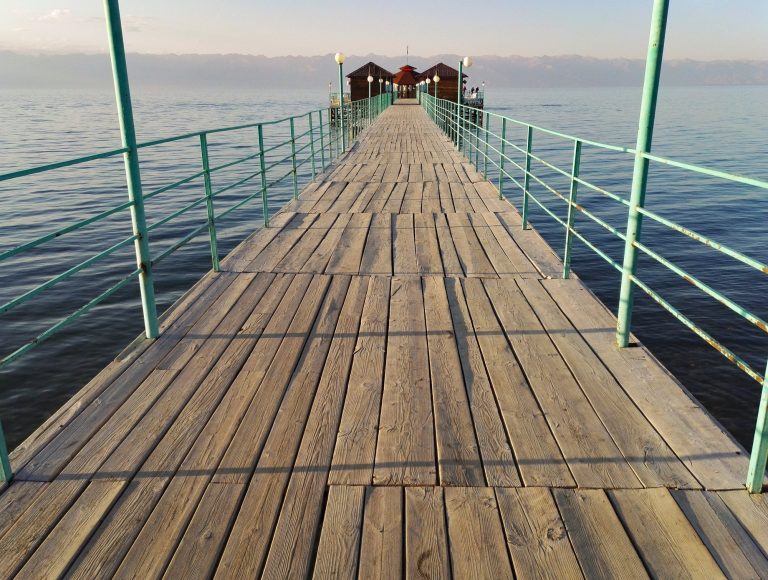 Südlicher Issyk-Kul-Pier mit Saunas am Ende