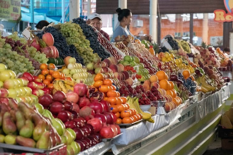 Frutta ben organizzata in un bazar kirghiso