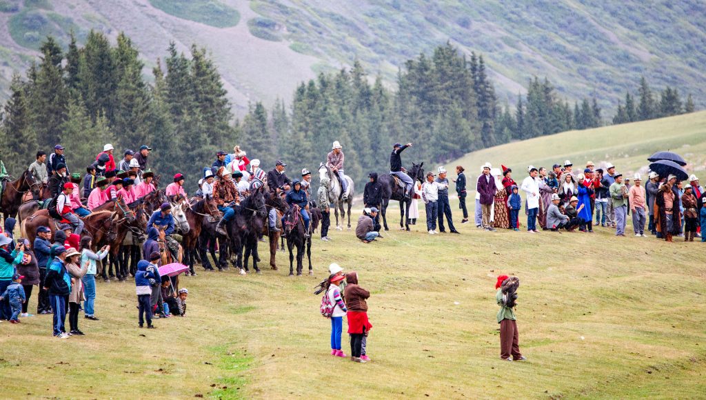 Sport kirghiso nella valle di Grigoriev con gara di aquile e giochi di cavalli