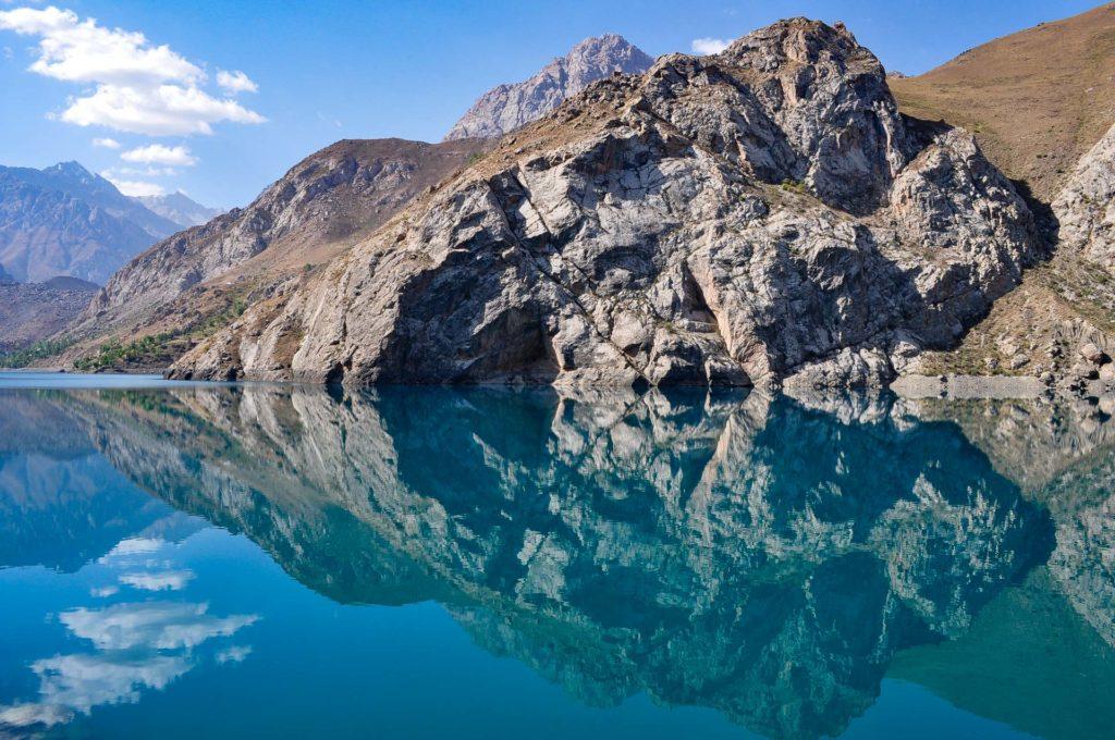 タジキスタンの美しい山湖を巡る七湖トレッキングの旅