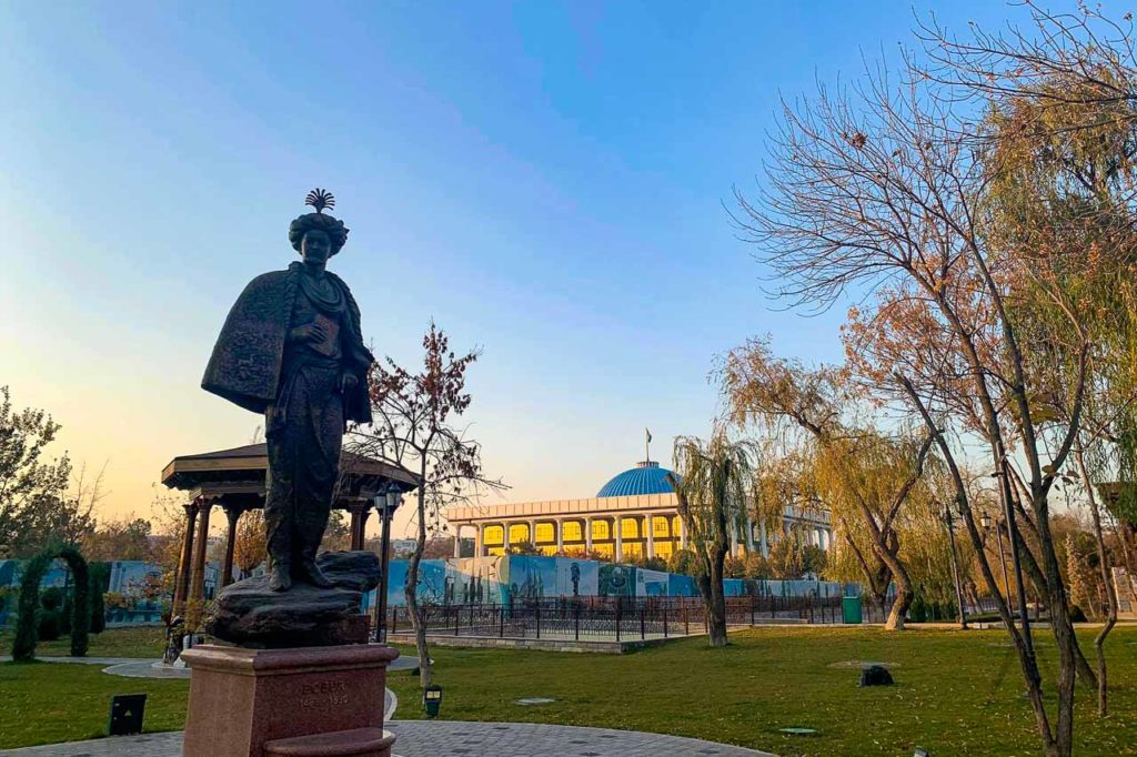 Navoi-Park in Taschkent mit dem Parlament im Hintergrund