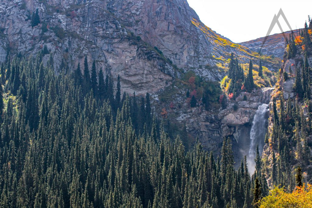 La cascata più grande della valle di Barskoon con i colori dell'autunno a Issyk Kul, Kirghizistan