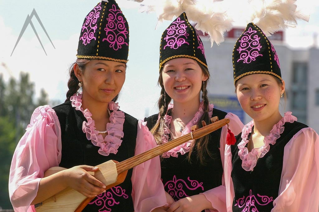 Kyrgyz girls with komuz