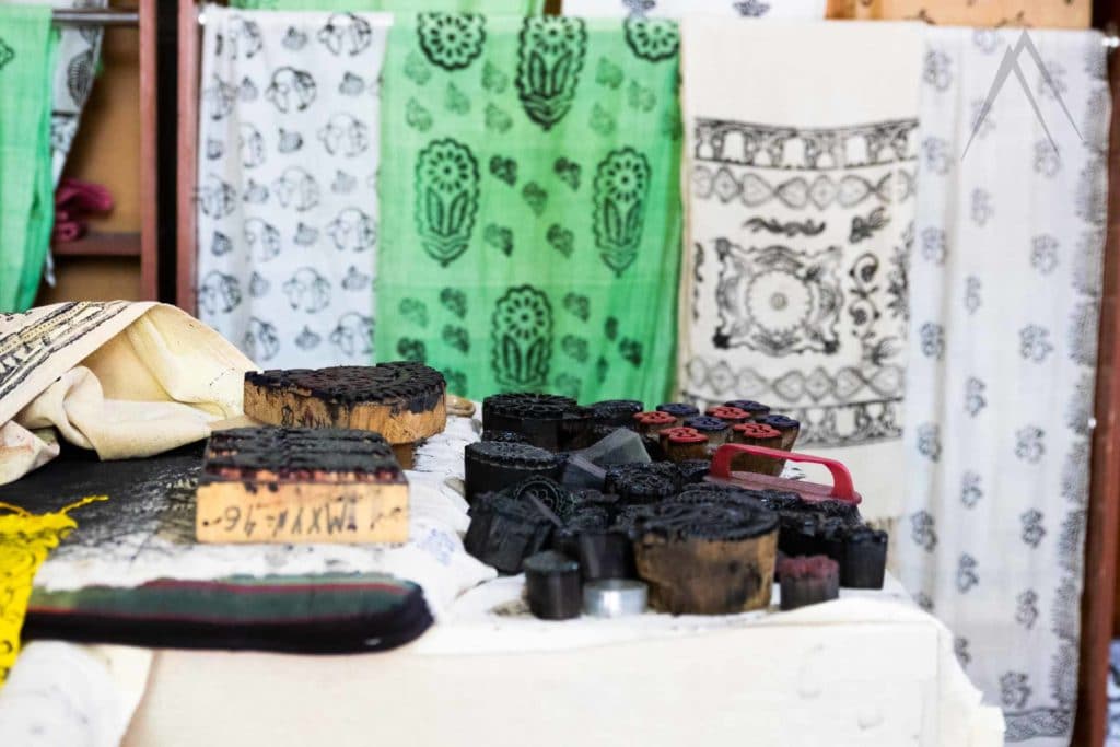 Adding patterns to Uzbek fabric by wooden stamps