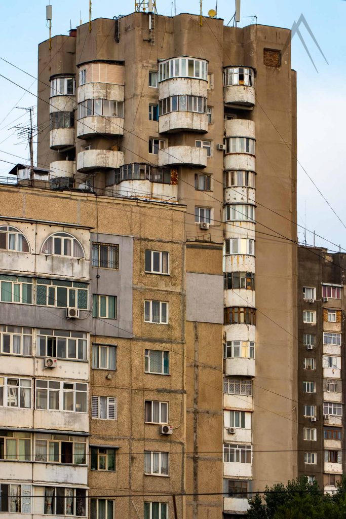 casa soviética en el centro de bishkek