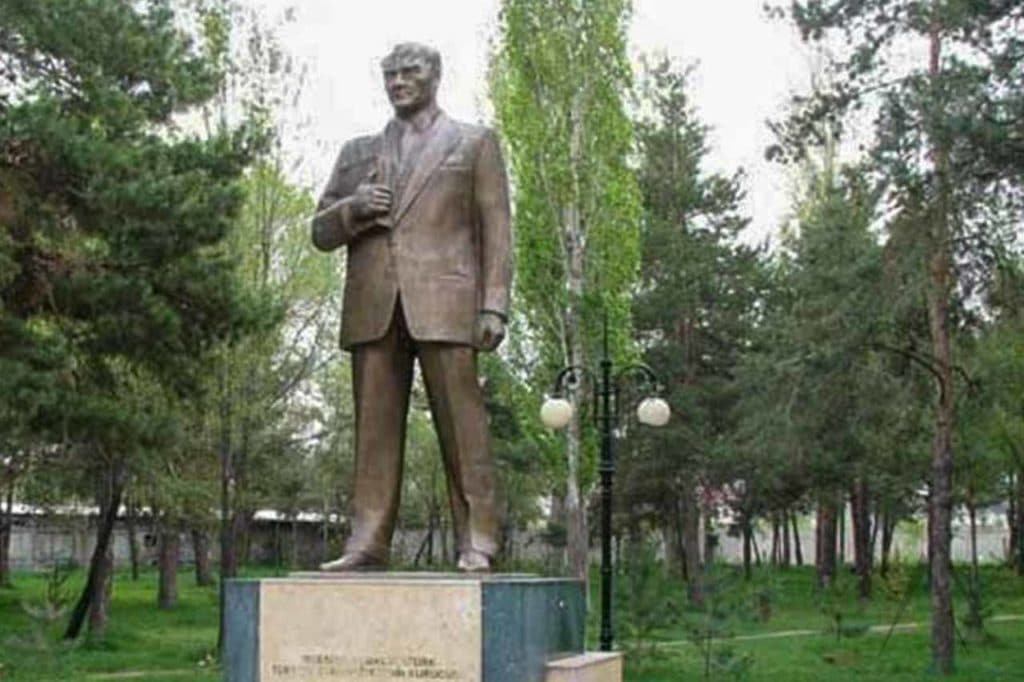 Ataturk park Bishkek, statue of Ataturk