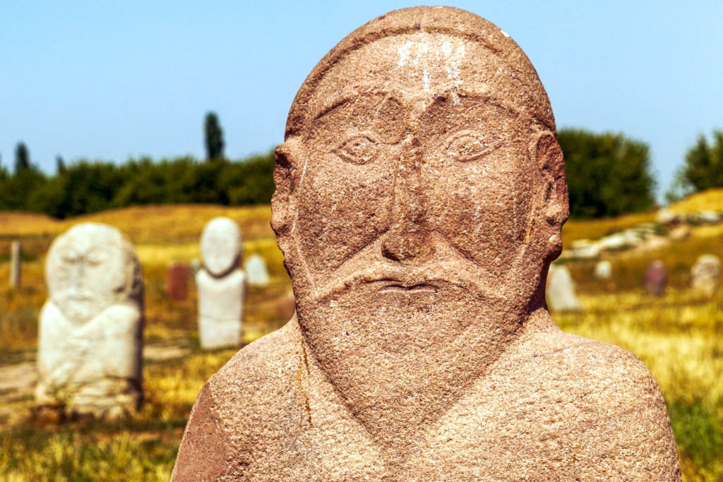 Historische Steinstatue in der Nähe des Burana-Turms im Chuy-Tal im Norden der Hauptstadt Bischkek, Kirgisistan