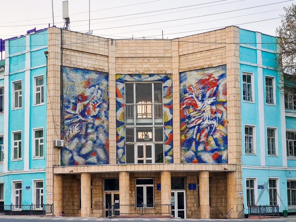 Un mosaico en Osh llamado la fuerza del caballo