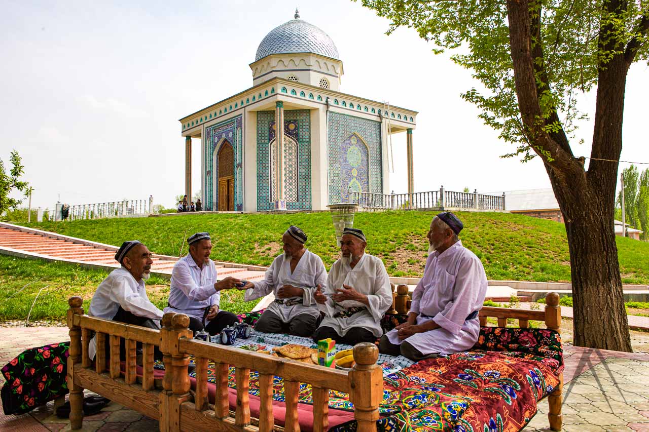 uzbek men drinking tea in taapchan