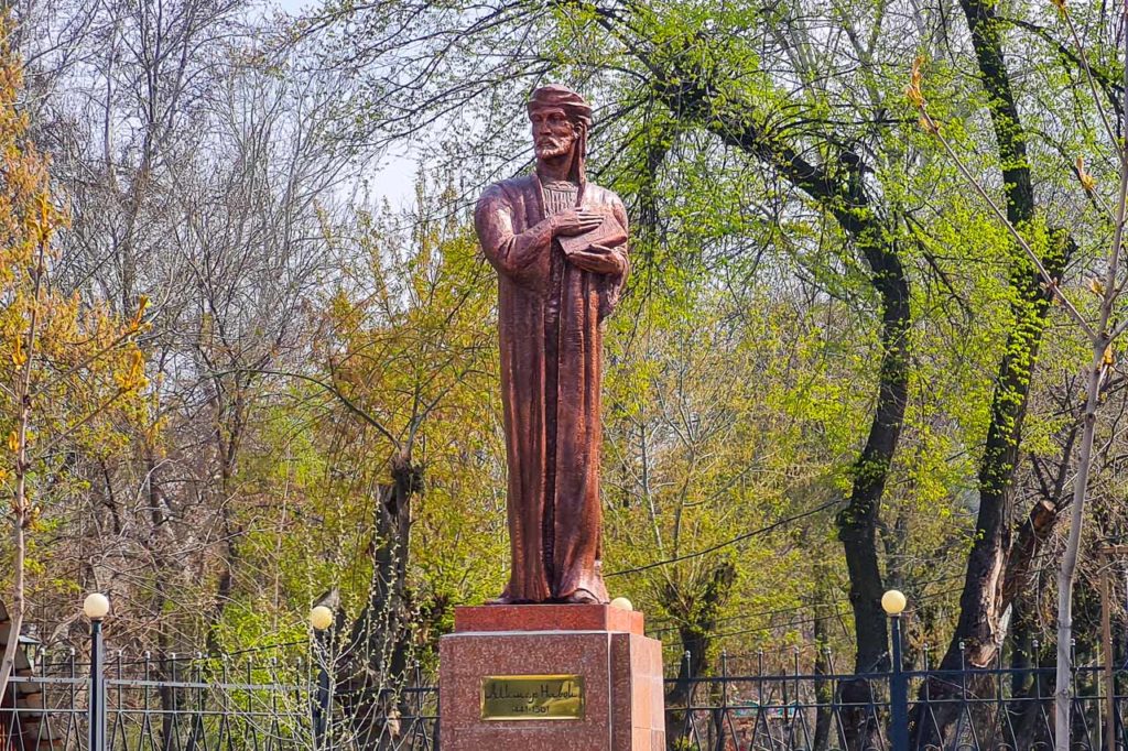 Alisher Navoi statue in Osh
