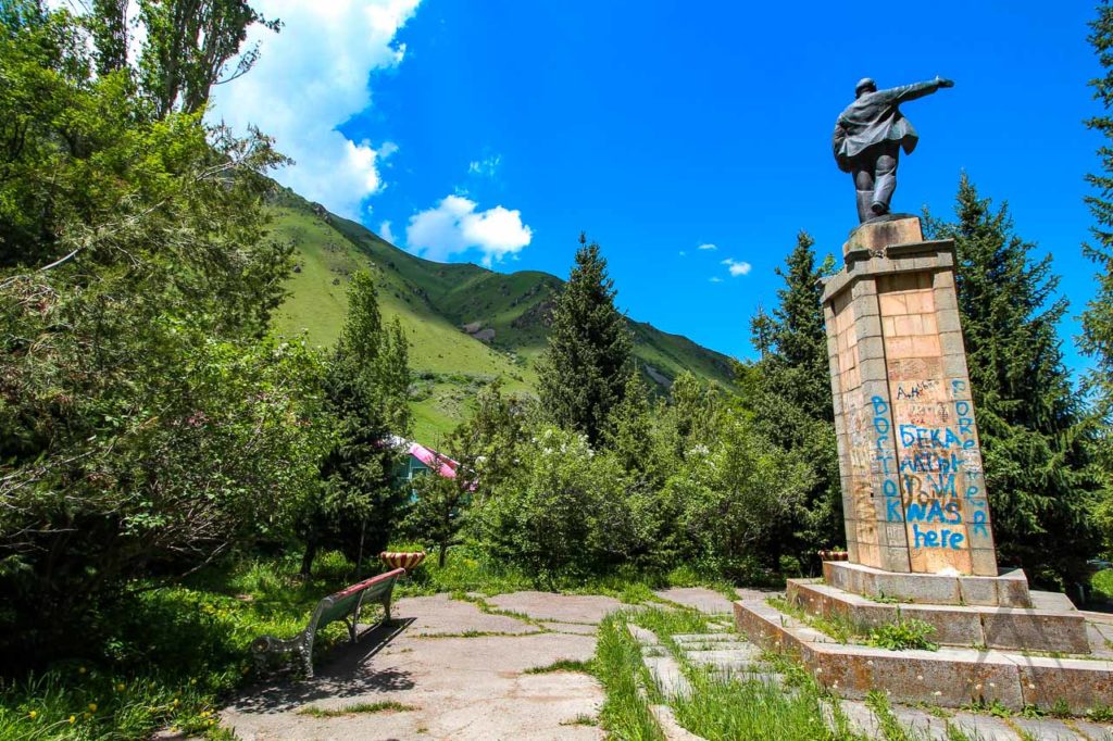 Issyk-Ata soviet sanatorium, lenin statue
