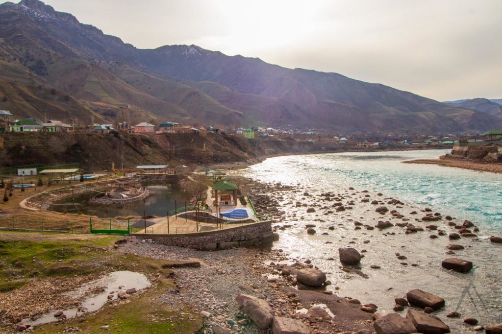 Resorts at the shoreline of Nurek river