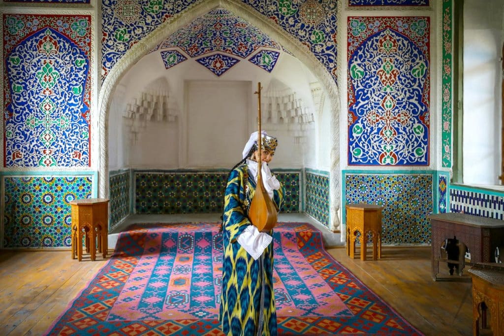 Uzbek tanbur instrument