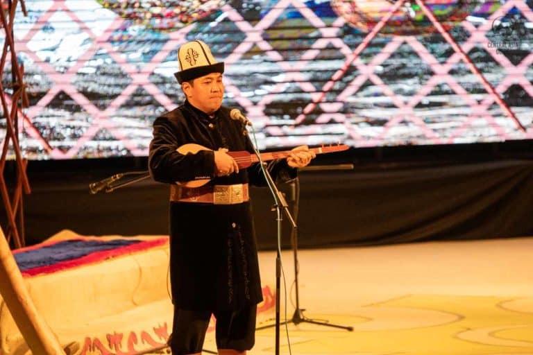 A manaschy performing in the stage