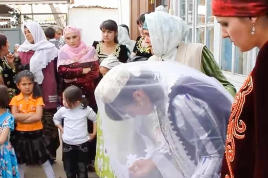 Tajik wedding, bride is bowing