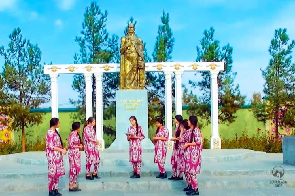 Tajik girls in Shahrituz