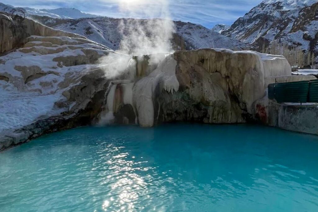 Acqua fumante nella sorgente termale di Garm Chashma in inverno