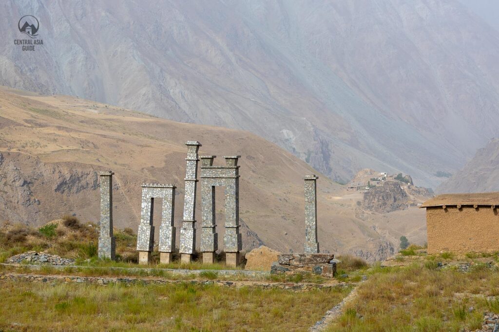 Le rovine dell'antica città di Kharon con le colonne ricostruite