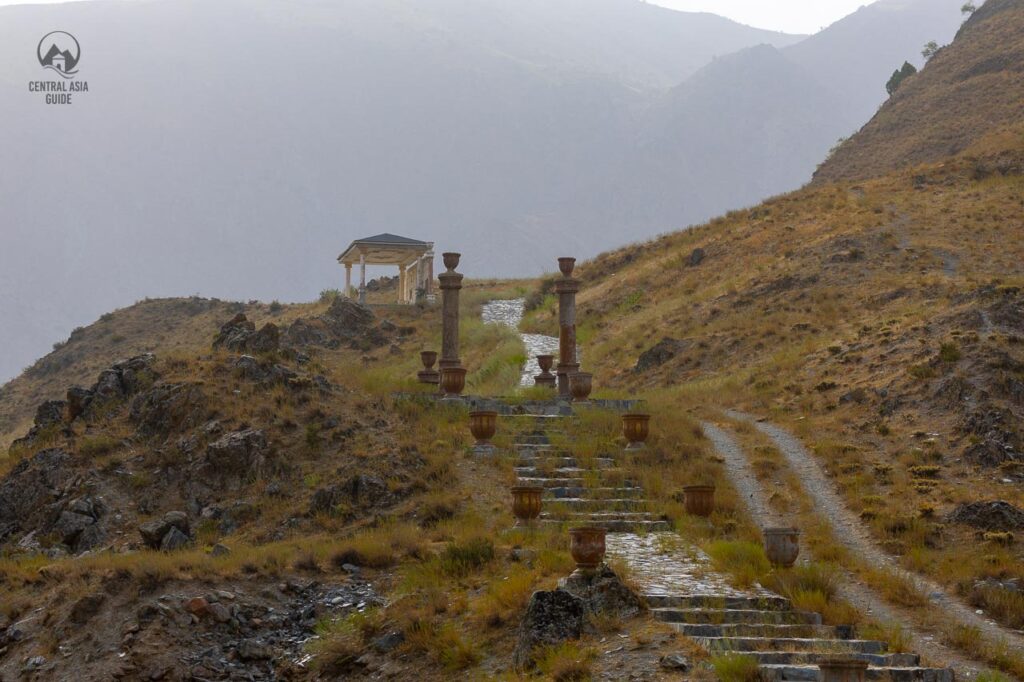 Un sentiero con colonne che porta al villaggio di Kharon nel Pamir