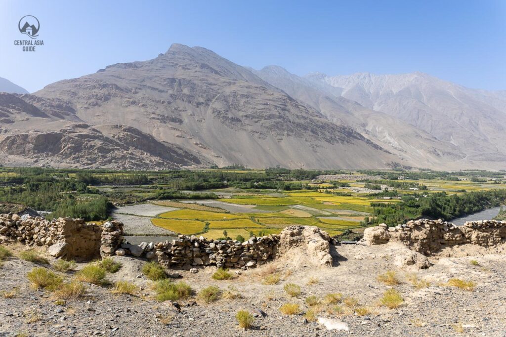 Una vista sull'Afghanistan nella valle del Pamir Wakhan dal lato tagico