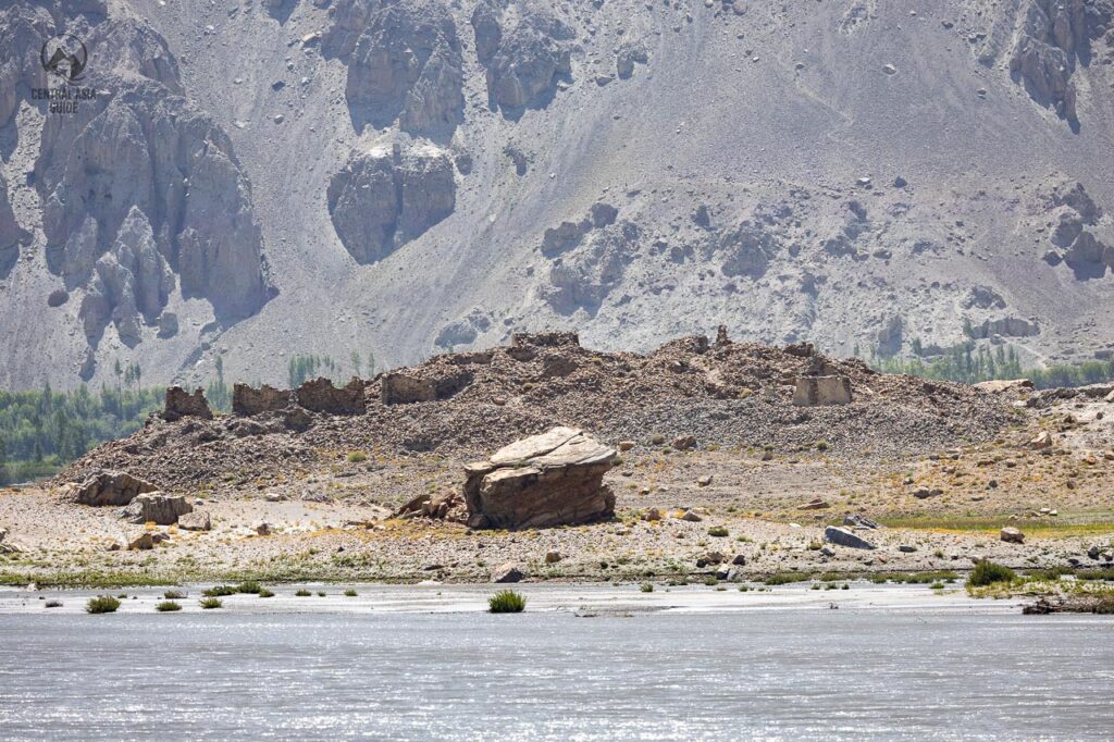 Rovine di una fortezza nel versante afghano della Valle di Wakhan oltre il fiume Panj