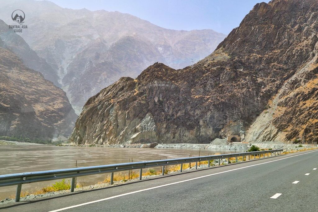 Un tratto dell'autostrada del Pamir con un buon asfalto realizzato di recente