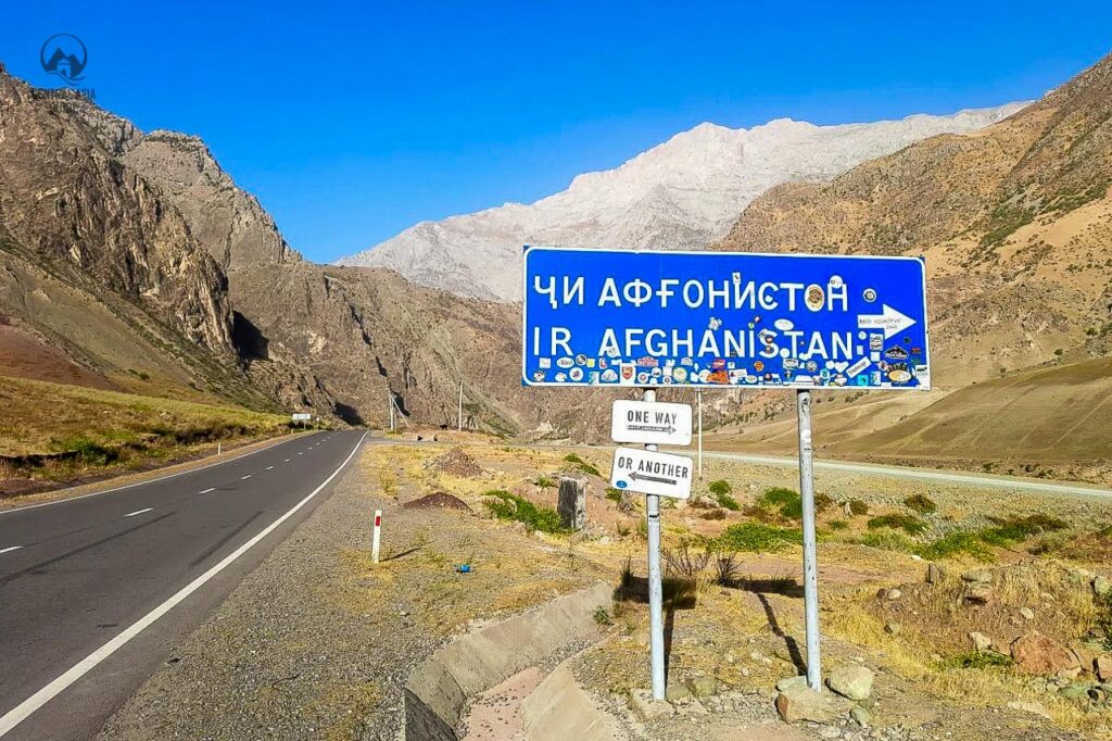 La strada che porta in Afghanistan dal Pamir