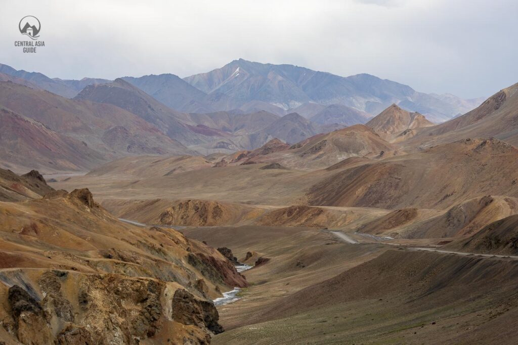 Montagne aspre e secche nel Pamir