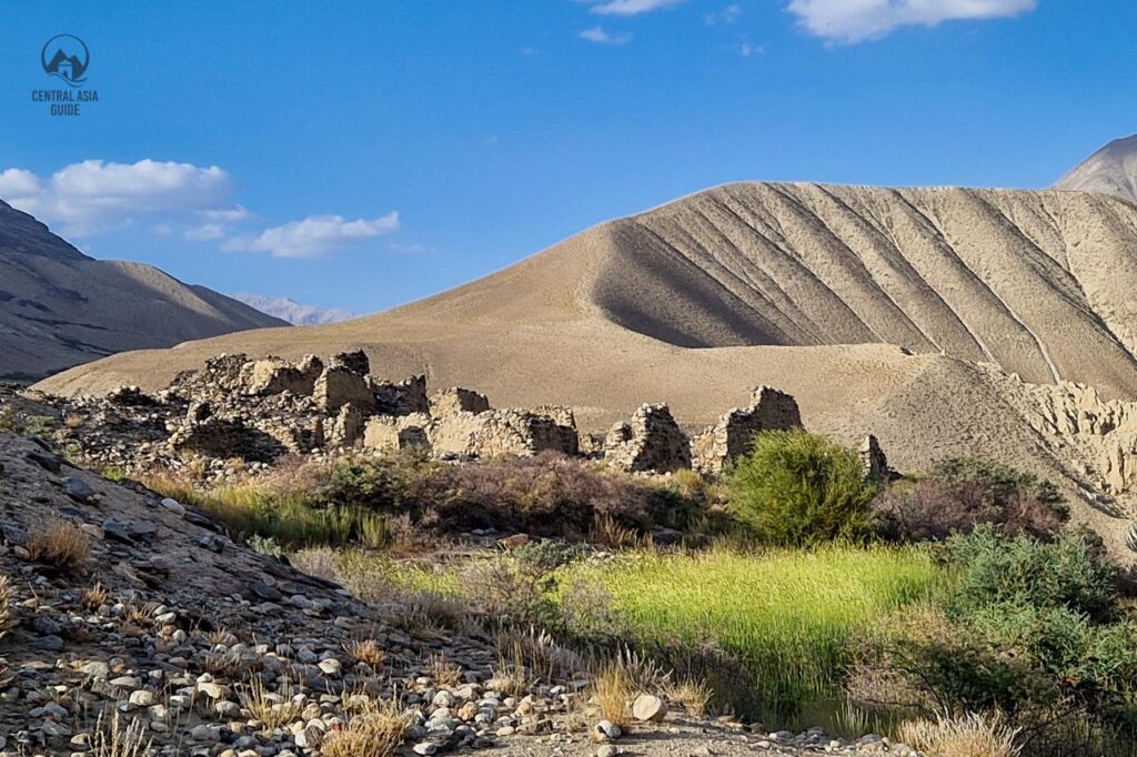 Le rovine della fortezza di Ratm nella valle di Wakhan