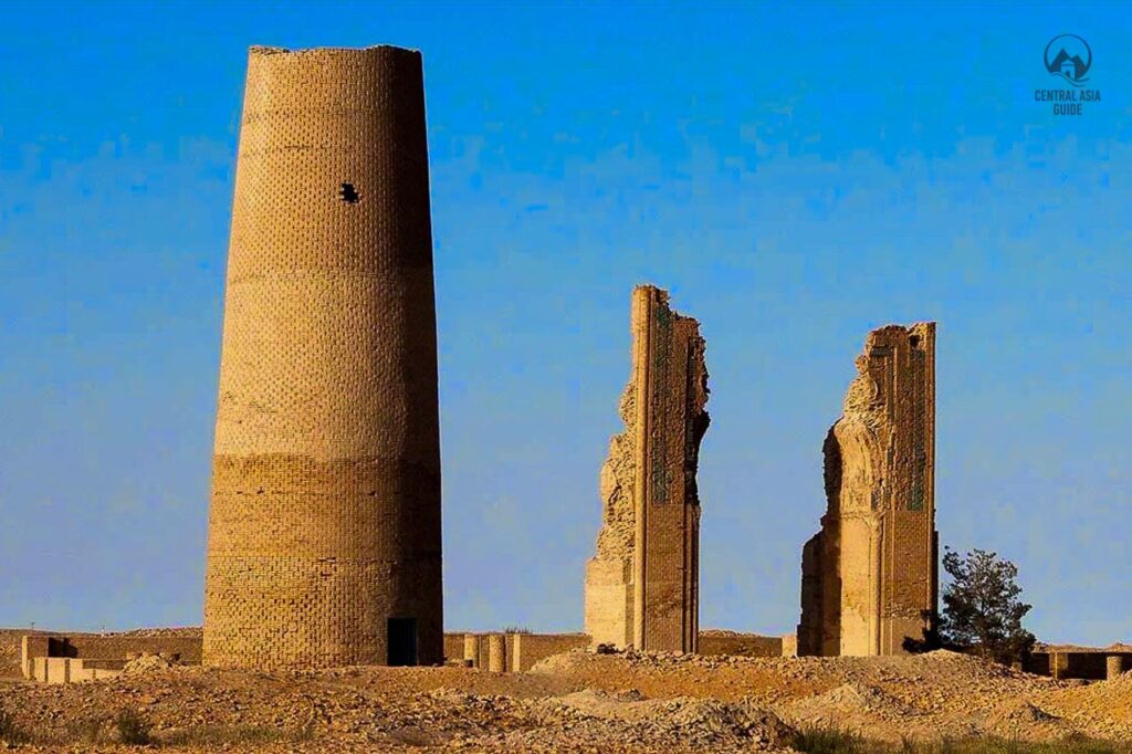 Dekhistan minaret and mausoleum ruins