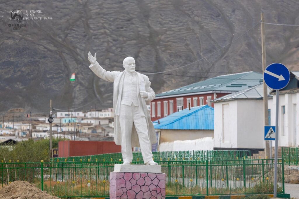 Statua bianca di Lenin nel centro di Murghab