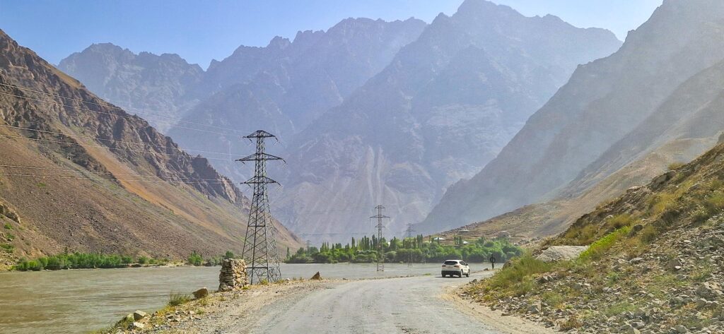 Pamir-Autobahn neben dem Panj-Fluss