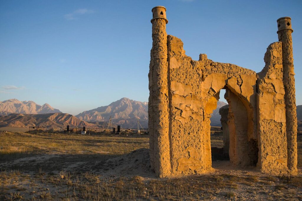 Kosh Dobo cemetary mausoleum ruins