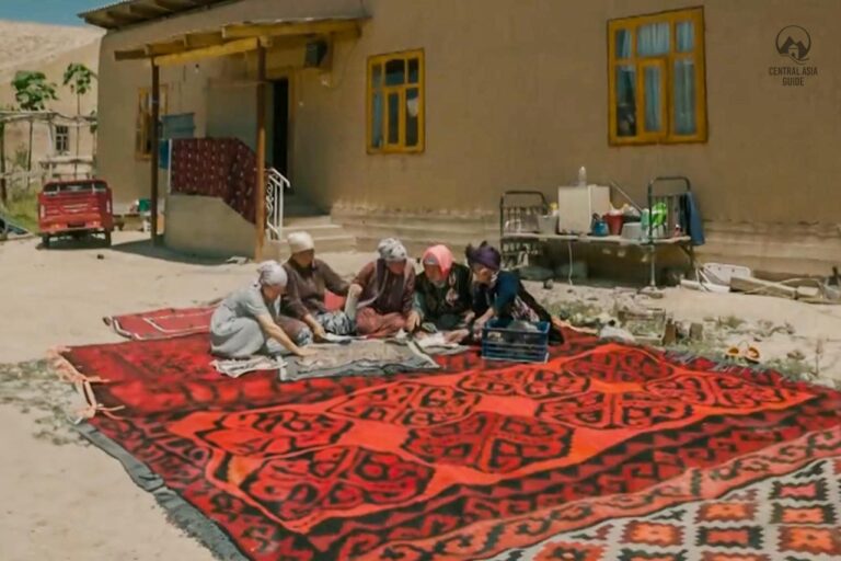 Produzione di tappeti Leilek a Batken