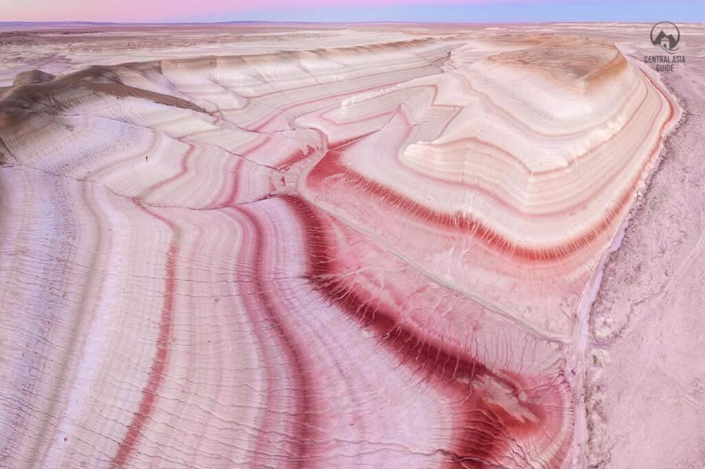 Rosa geologische Formationen in Mangystau