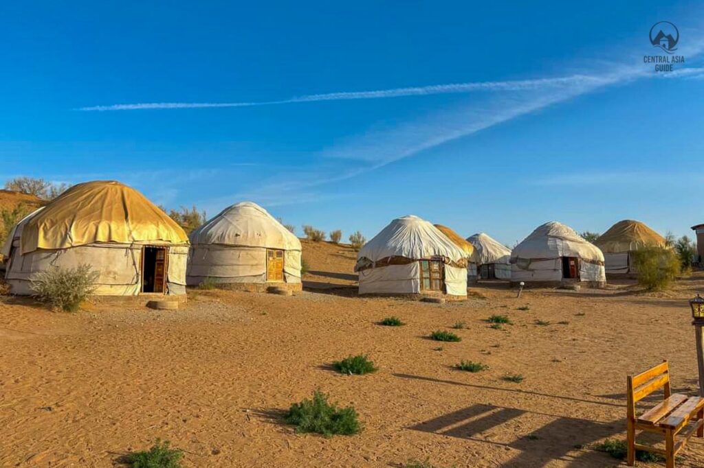 Yurte nel deserto dell'Asia centrale