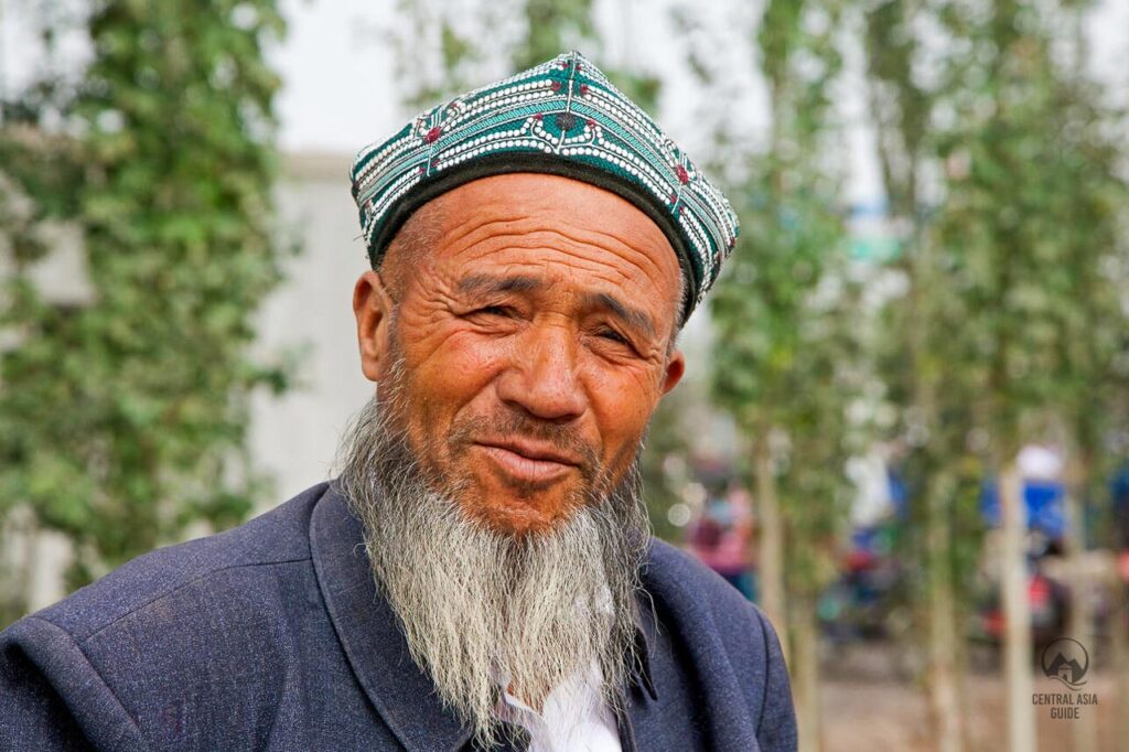 Anciano uigur con sombrero tradicional