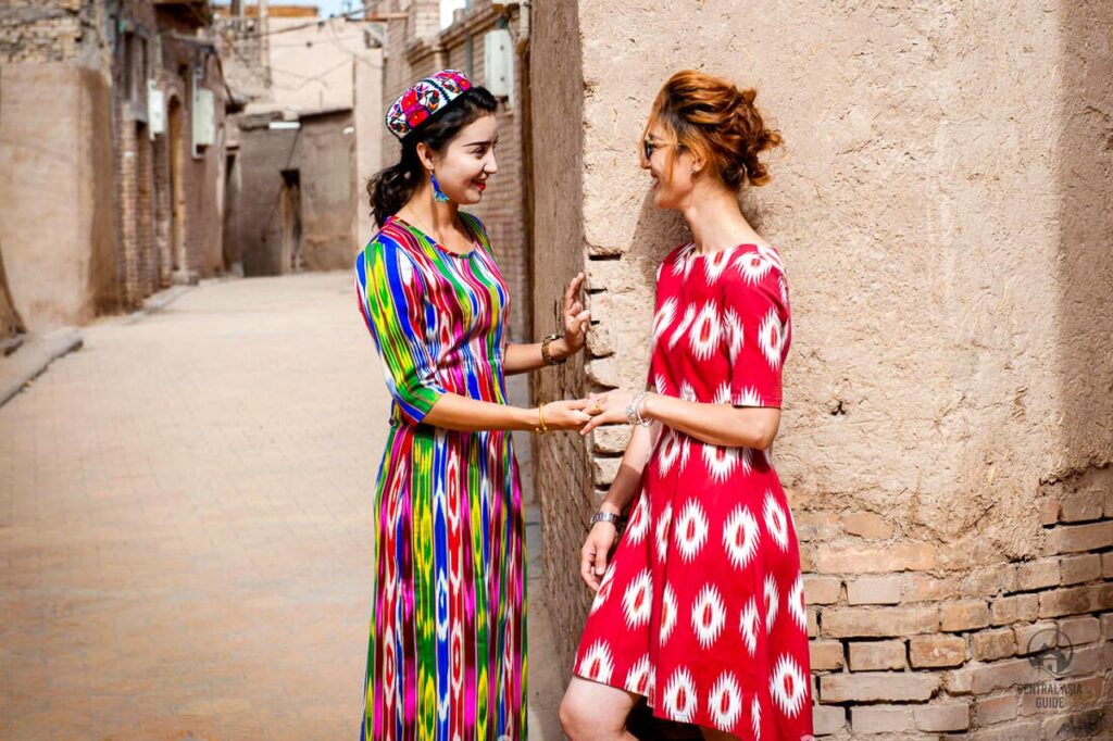 Niñas uigures con ropa tradicional