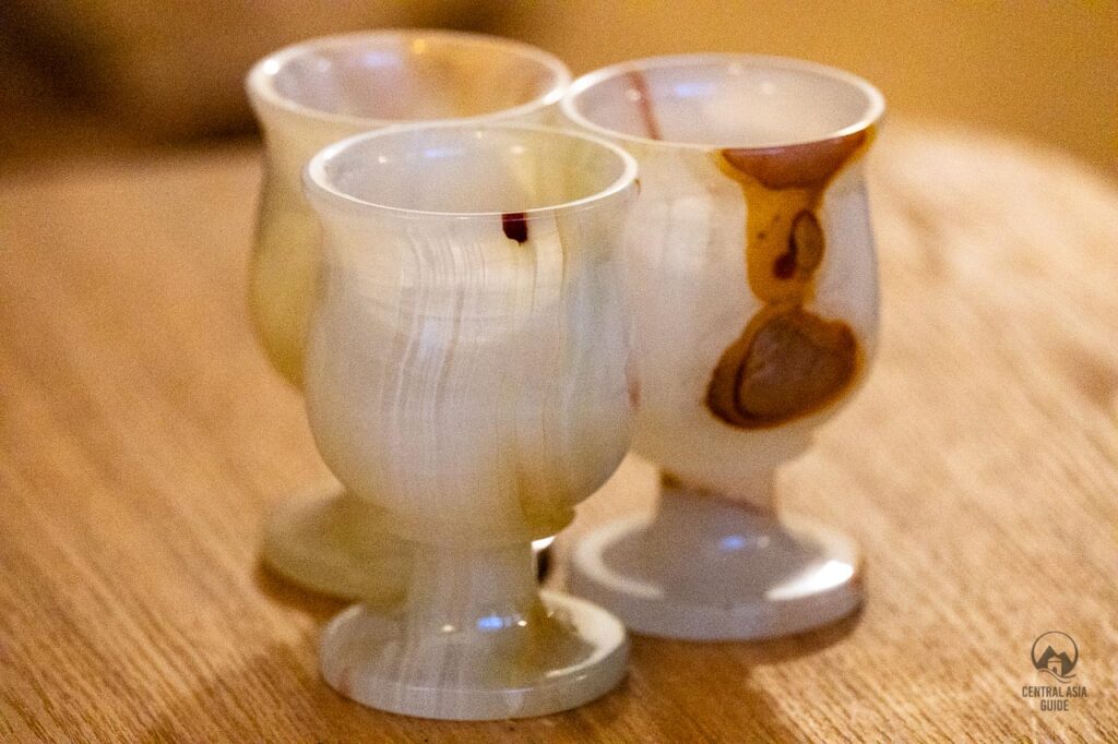 Las tazas de piedra tayikas son un magnífico recuerdo artesanal