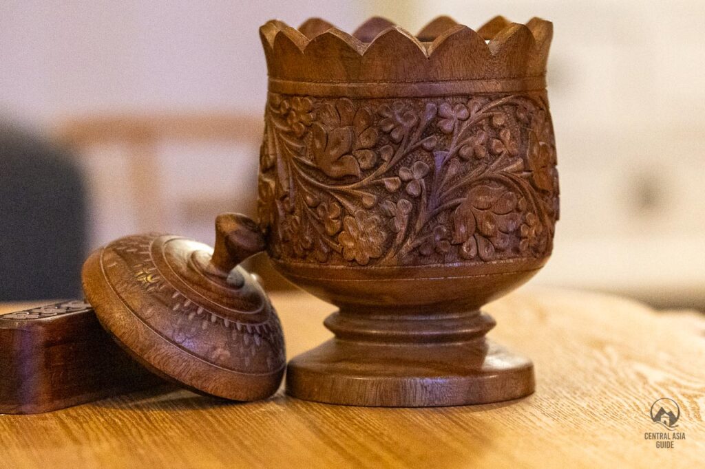 Artesanía tayika de talla en madera