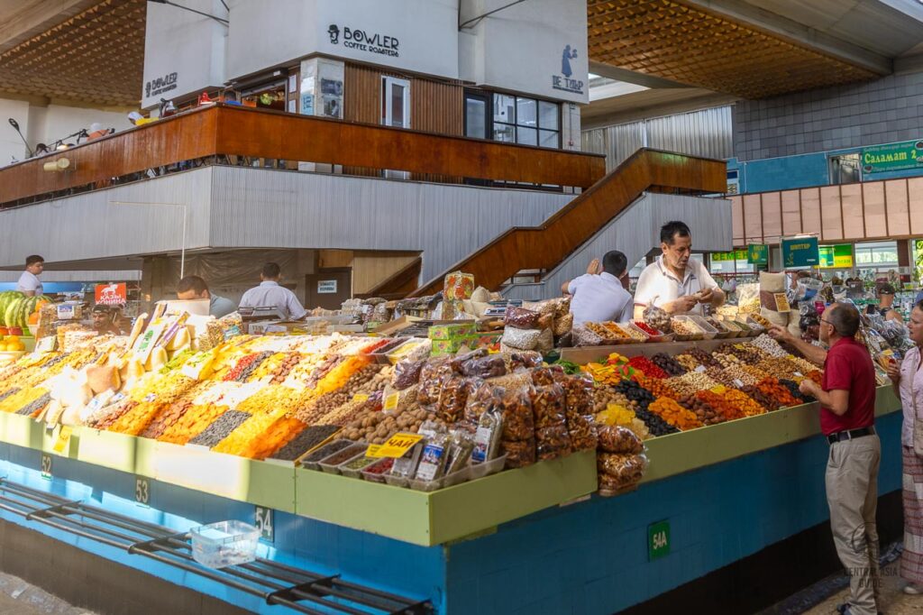 Fruits secs et noix du Kazakhstan au marché vert d'Almaty