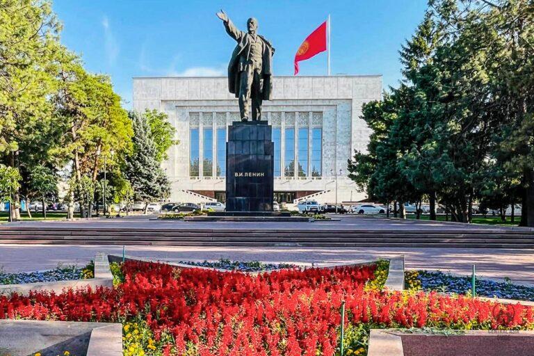Lenin behind Bishkek national museum