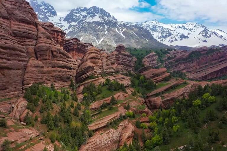 Red formations of Shirkent barrier