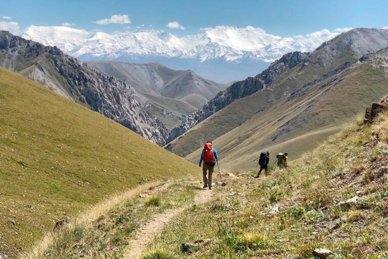 Hiking down the Jiptick pass in Alay